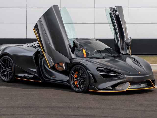 Спортивный TopCar McLaren 765LT Spider Carbon Edition 2023 года с открытыми дверями