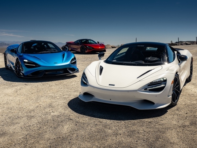 Два автомобиля McLaren 750S 2024 года