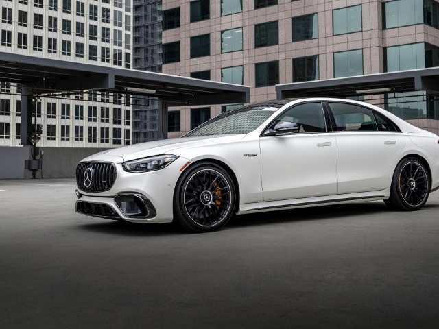 Автомобиль Mercedes-AMG S 63 E Performance 2024 года у здания
