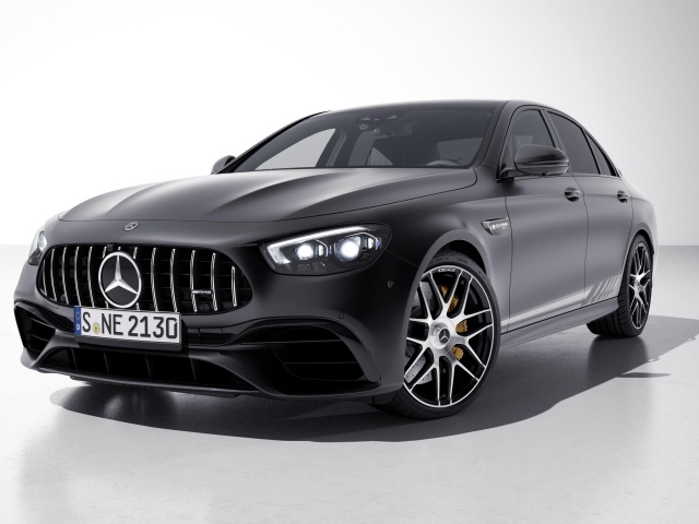 Черный автомобиль Mercedes-AMG E 63 S 4MATIC+