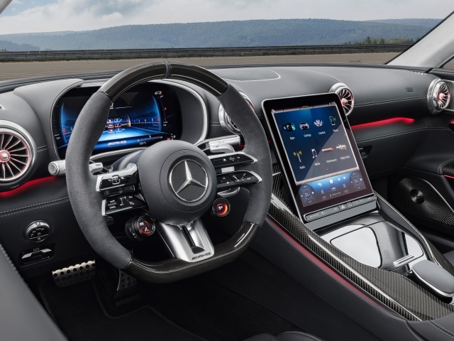 Черный кожаный салон автомобиля Mercedes-AMG SL 63 4MATIC+ 2023 года