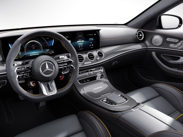 Черный кожаный салон автомобиля Mercedes-AMG E 63 S 4MATIC+