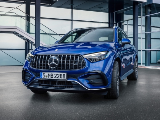 Синий автомобиль Mercedes-AMG GLC 43 4MATIC 2023 года