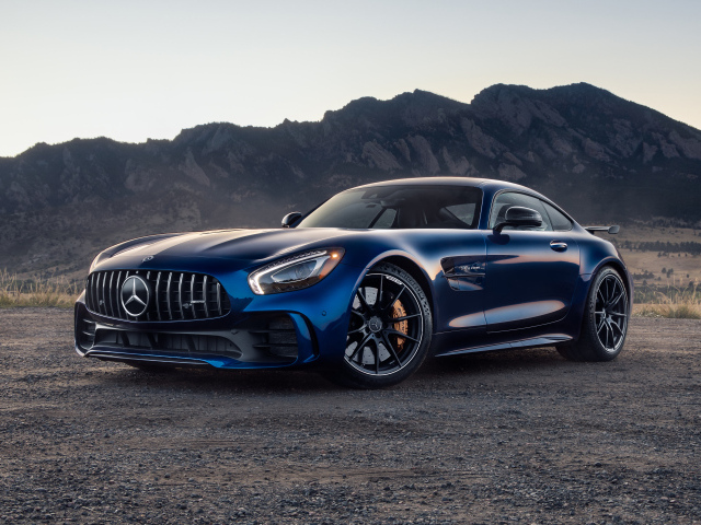 Синий автомобиль Mercedes-Benz AMG GT R в горах