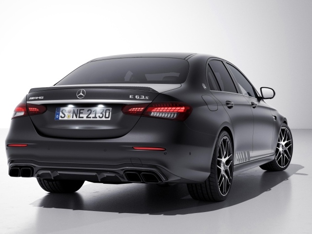 Автомобиль Mercedes-AMG E 63 S 4MATIC+ вид сзади на белом фоне