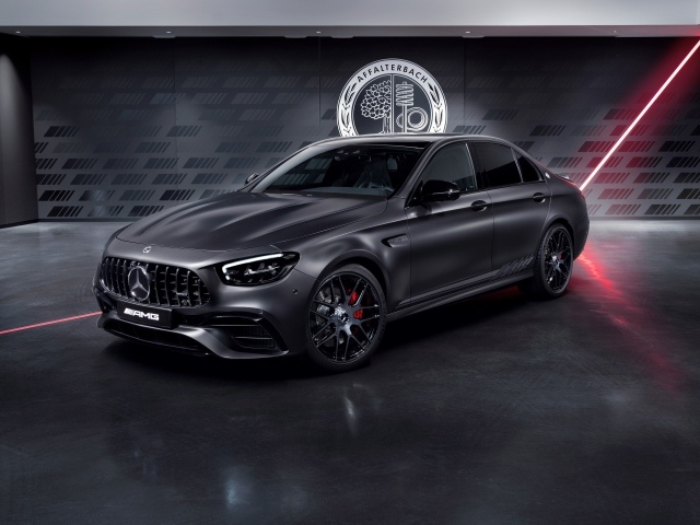 Автомобиль Mercedes-AMG E 63 S 4MATIC+ в здании