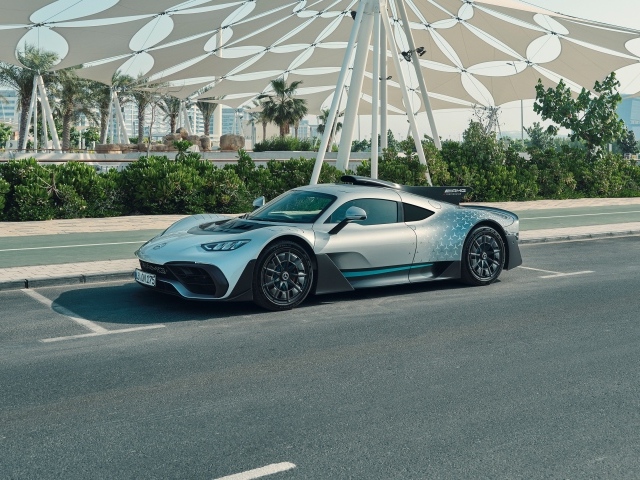 Автомобиль Mercedes-AMG ONE  у здания