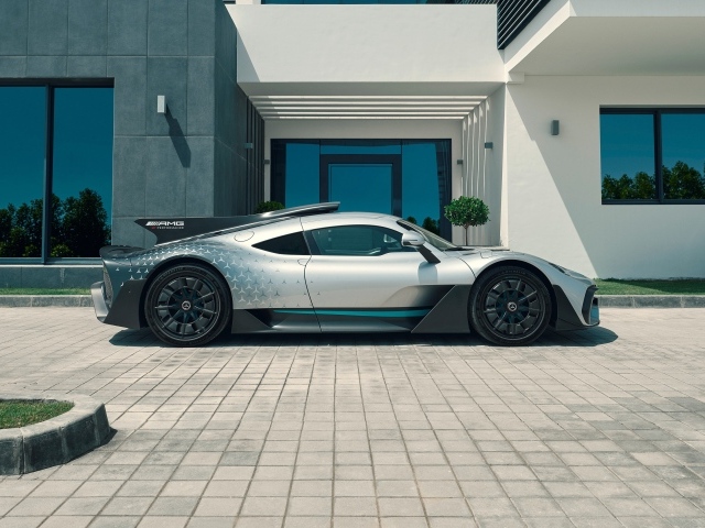 Автомобиль Mercedes-AMG ONE вид сбоку