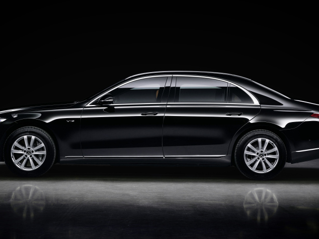 Автомобиль Mercedes-Benz S 680 Guard 4MATIC вид сбоку 