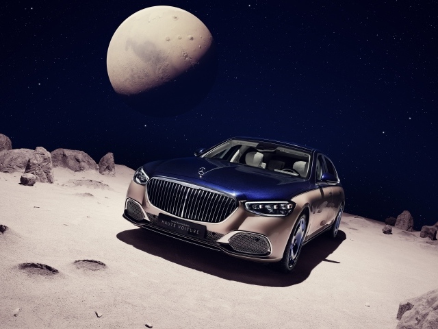Автомобиль Mercedes-Maybach Haute Voiture на фоне луны