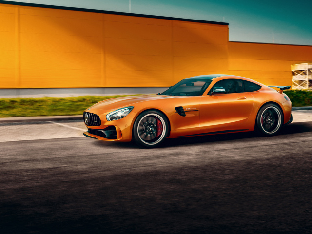 Оранжевый автомобиль Mercedes-Benz AMG GT R