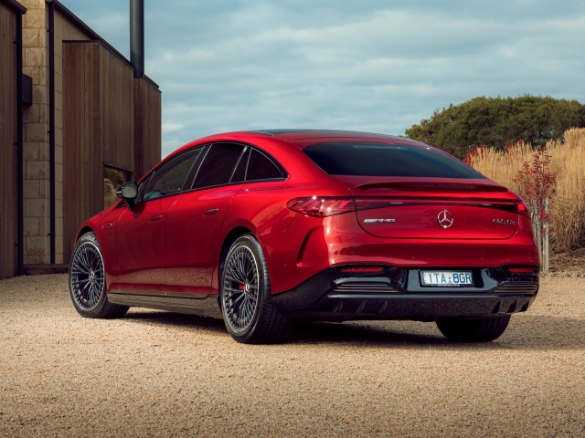 Красный автомобиль Mercedes-AMG EQS 53 4MATIC+