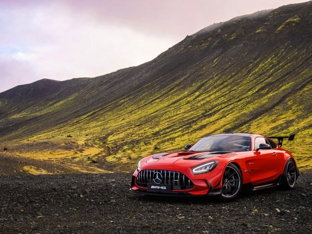 Красный автомобиль Mercedes-AMG GT Black  в горах