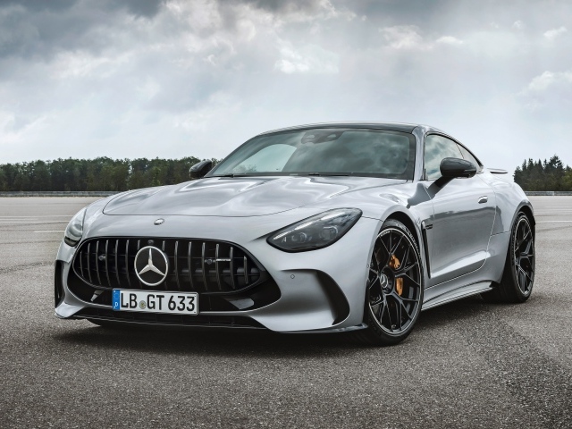 Серебристый автомобиль Mercedes-AMG GT 63 4MATIC+ 2023