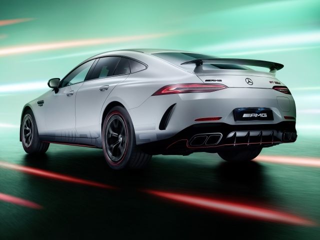 Серебристый автомобиль Mercedes-AMG GT 63 S E Performance  вид сзади
