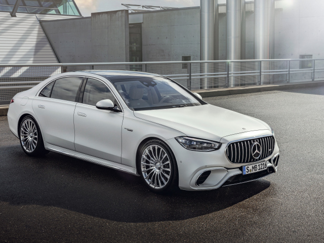 Стильный белый автомобиль Mercedes-AMG S 63 E Performance 2023 года
