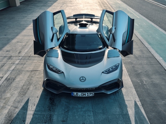 Вид на автомобиль Mercedes-AMG ONE