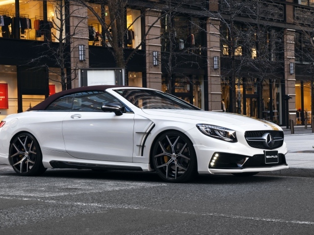 Белый автомобиль Mercedes-Benz S-Klasse Cabriolet Black Bison