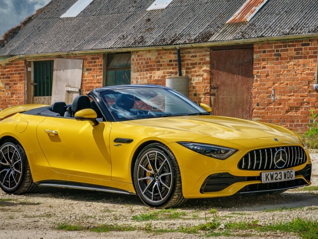 Желтый кабриолет Mercedes-AMG SL 43 2023  года