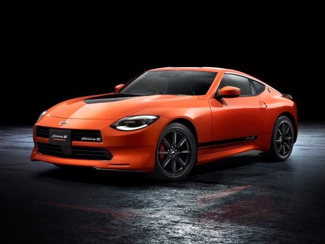 Автомобиль Nissan Fairlady Z Customized Edition 2023 года на черном фоне