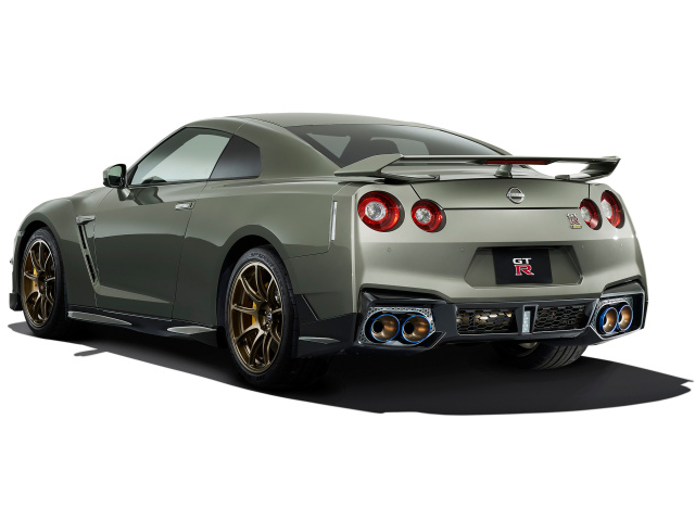 Автомобиль Nissan GT-R Premium Edition T-Spec 2023  года на белом фоне
