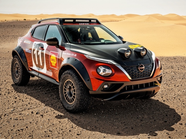 Автомобиль Nissan Juke Rally Tribute Concept в пустыне