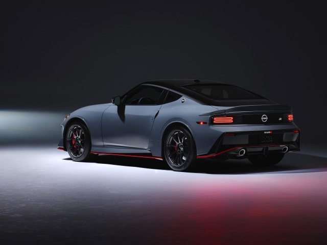 Вид сзади на автомобиль Nissan Z Nismo 2024 года