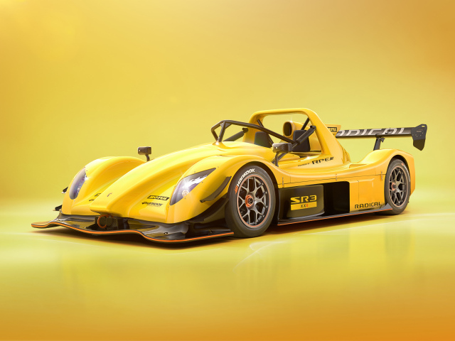 Автомобиль Radical SR3 3XR Rear 2023 года на желтом фоне