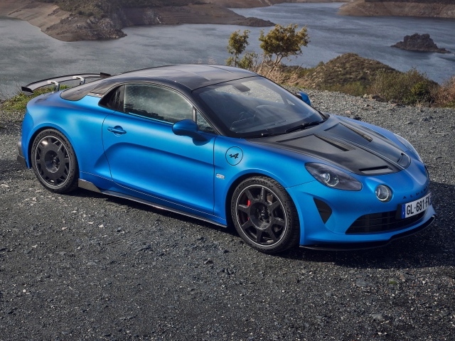 Синий автомобиль Alpine A110 R у воды