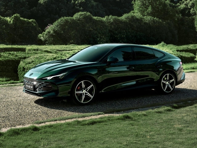 Зеленый автомобиль MG 7 Trophy