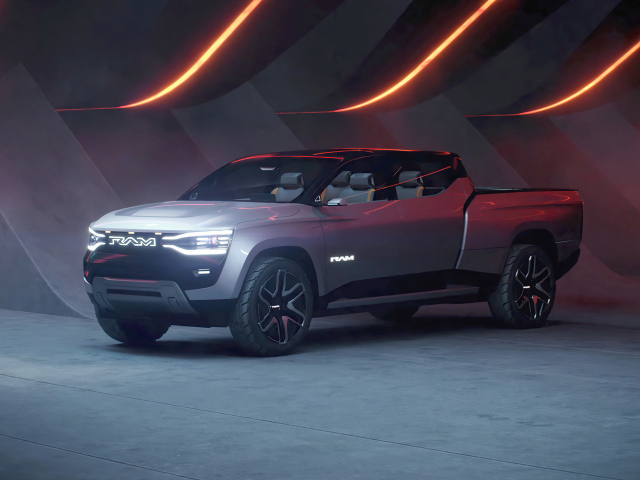 Серебристый пикап Ram 1500 Revolution