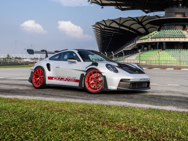 Гоночный автомобиль Porsche 911 GT3 RS Weissach Package 2023 года на трассе
