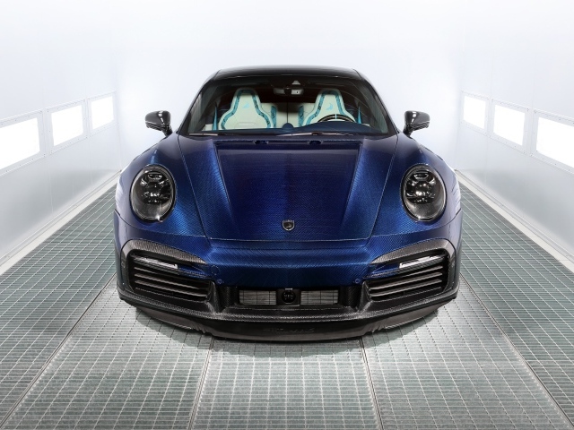 Синий автомобиль  Porsche 911 Turbo S Stinger GTR вид спереди