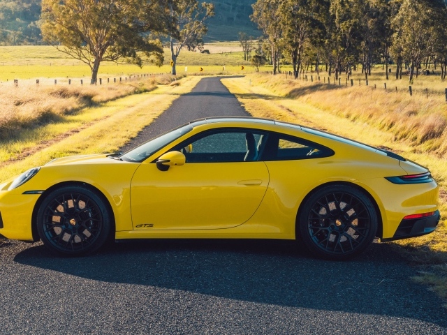 Автомобиль Porsche 911 Carrera GTS вид сбоку