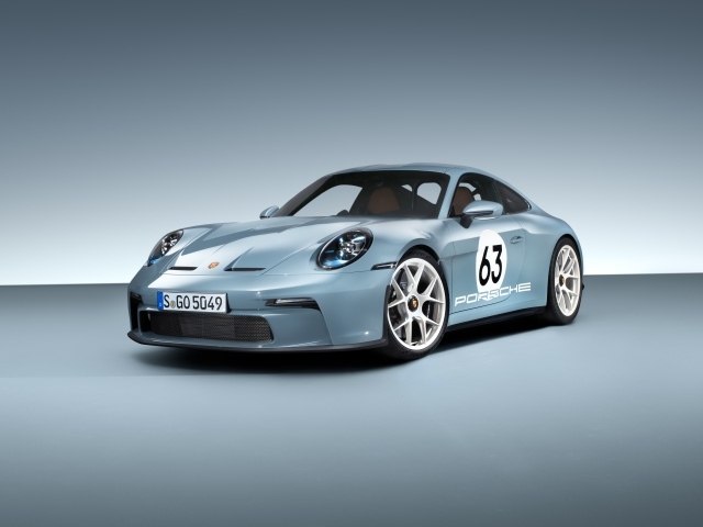Вид спереди на автомобиль Porsche 911 ST Heritage Design Package 2023  годаэ