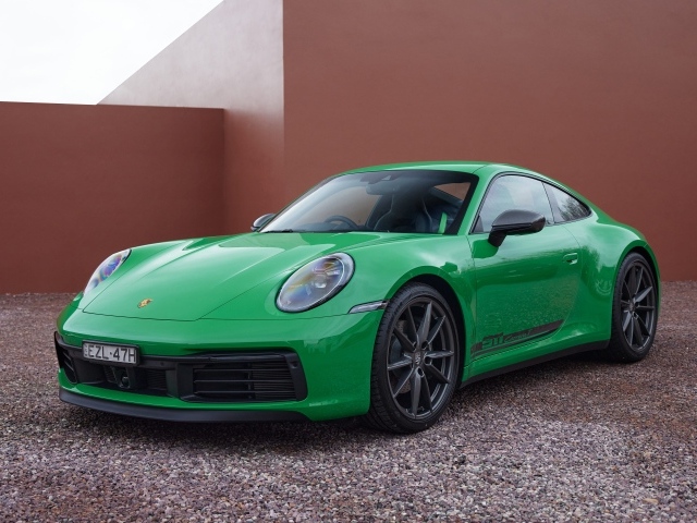Зеленый автомобиль  Porsche 911 Carrera T 2023 года