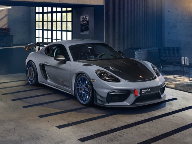 Автомобиль Porsche 718 Cayman GT4 RS Manthey Kit в гараже