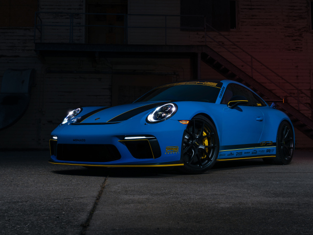 Автомобиль Porsche 911 GT3 RS в темной комнате