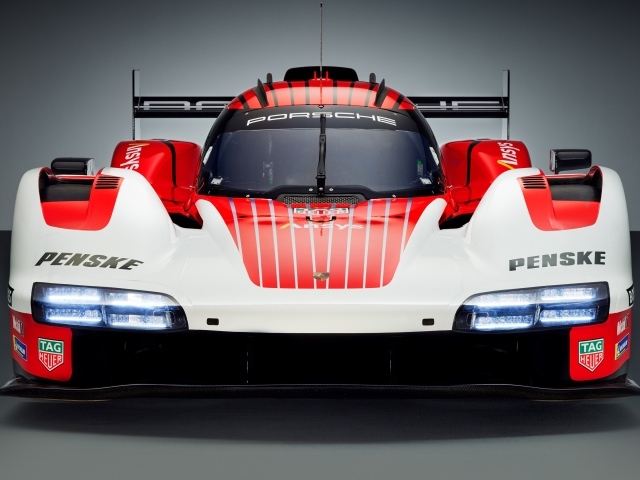 Спортивный гоночный автомобиль Porsche 963 Prototype вид спереди