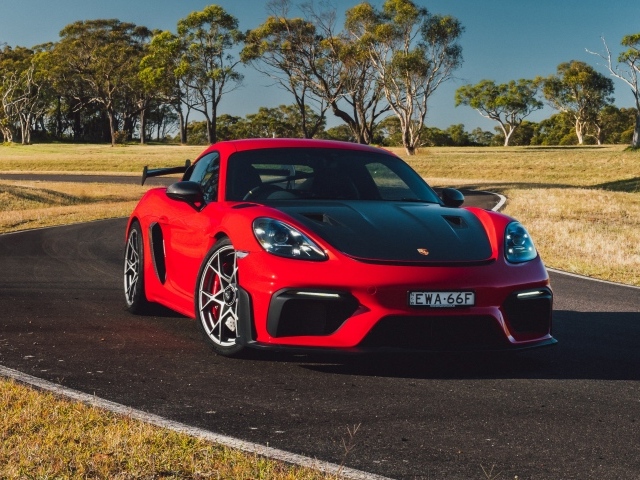 Красный Porsche 718 Cayman GT4 RS Weissach Package 2023 года