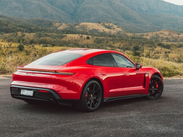 Красный автомобиль Porsche Taycan GTS вид сзади