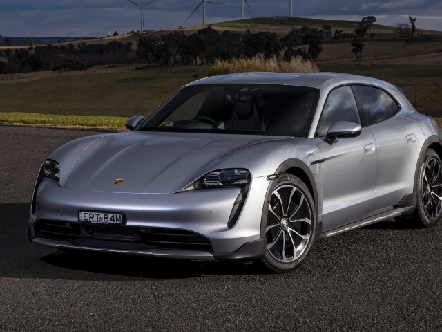 Серебристый Porsche Taycan 4 Cross Turismo