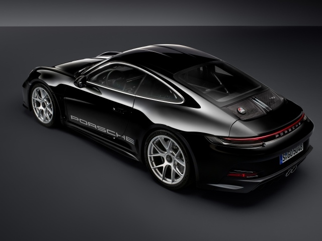 Вид сверху на черный автомобиль Porsche 911 ST 2023 года