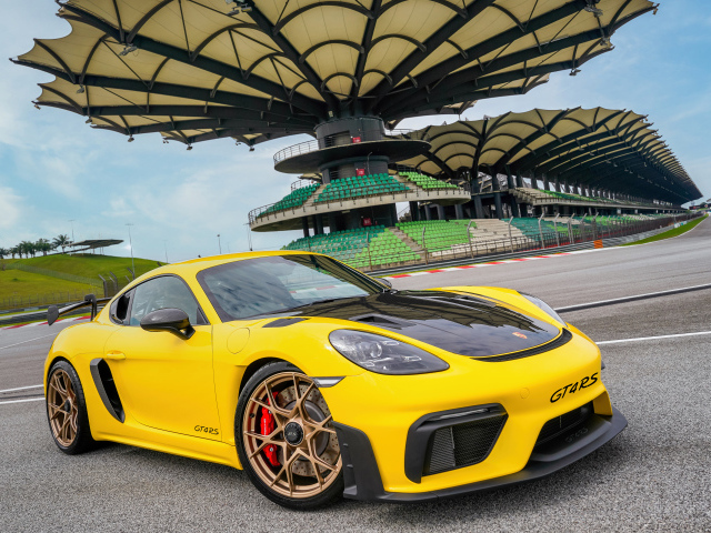 Желтый гоночный автомобиль Porsche 718 Cayman GT4 RS