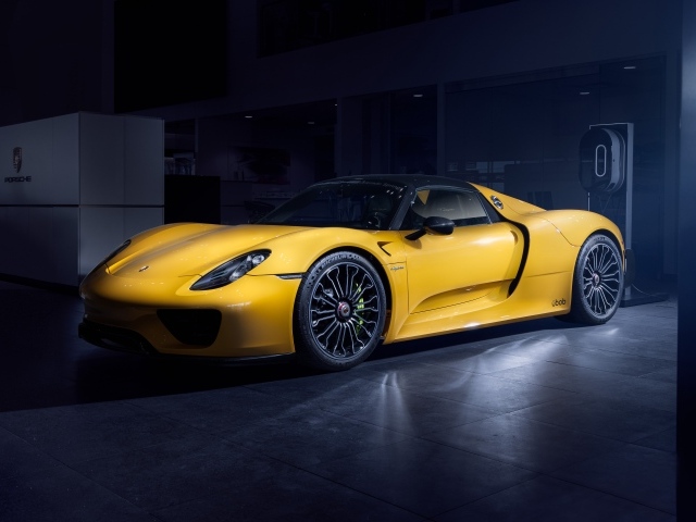 Желтый Porsche 918 Spyder в гараже