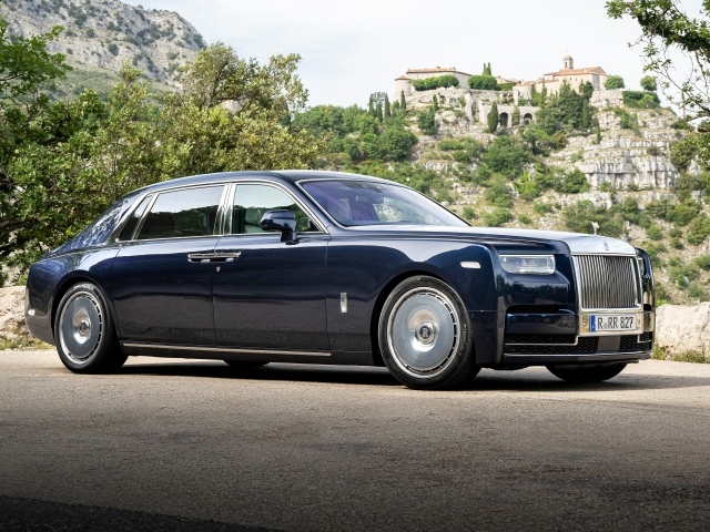 Автомобиль Rolls-Royce Phantom 2022 года