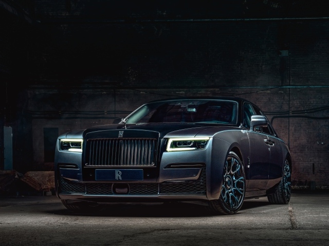 Черный автомобиль Rolls-Royce Ghost