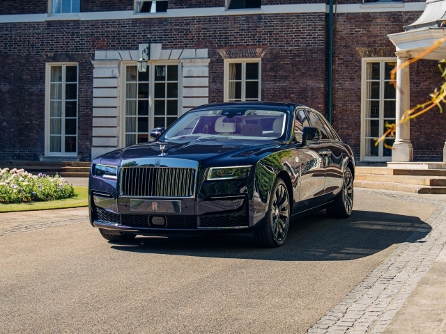 Черный автомобиль  Rolls-Royce Ghost у дома