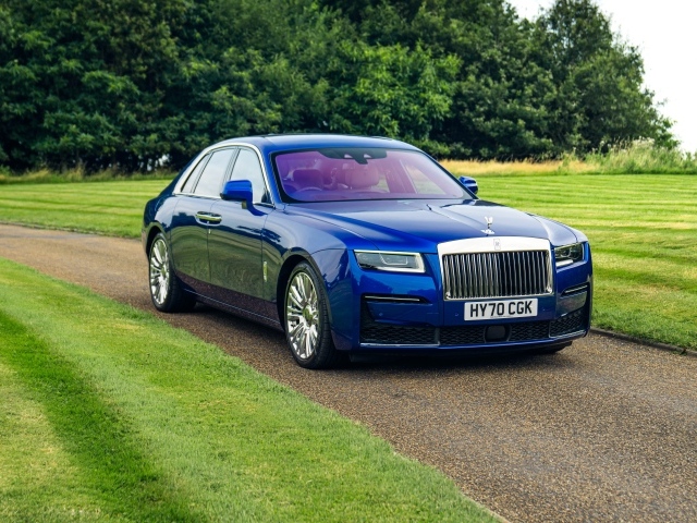 Синий дорогой автомобиль  Rolls-Royce Ghost