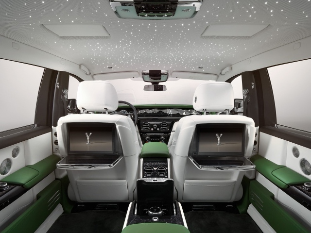 Дорогой салон автомобиля Rolls-Royce Phantom EWB 2022